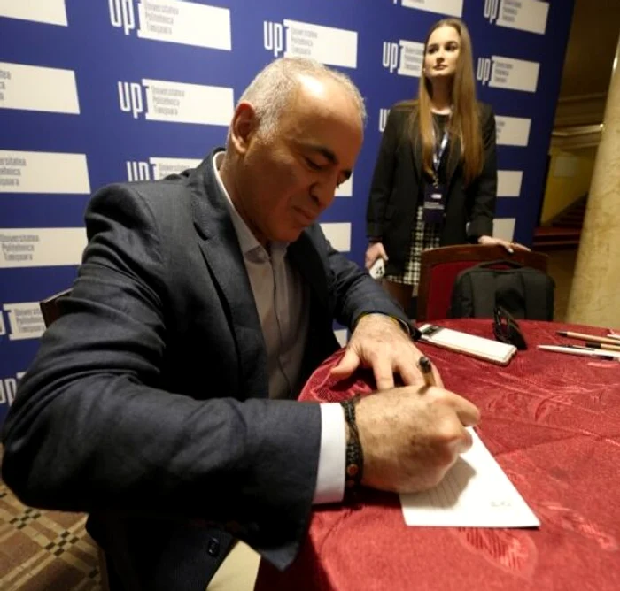 Garry Kasparov dă autografe  FOTO UPT