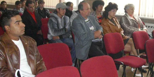 Beneficiarii programului „A doua şansă“ au ascultat cu atenţie explicaţiile viitorilor profesori
