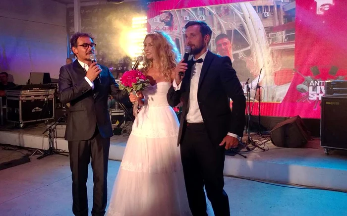 Răzvan şi Dani au prezentat evenimentul de lansare a grilei de toamnă de la Antena 1, alături de Flavia, asistenta lor, care a venit îmbrăcată în mireasă Foto: Gheorghe Chelu
