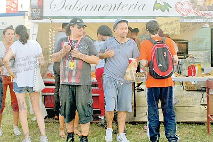 Cine nu vine cu cortul de acasă, îl poate închiria. La B’EstFest a fost amenajată o zonă de camping (Fotografii: Roberto Sălceanu/Click!)