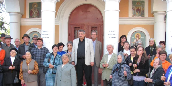 Enoriaşii au promis că nu îl vor lăsa pe noul preot să slujească