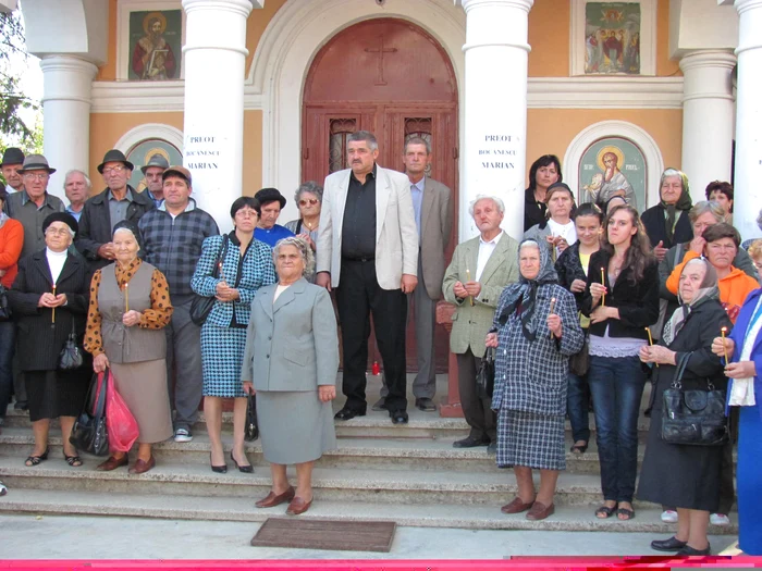 Enoriaşii au promis că nu îl vor lăsa pe noul preot să slujească