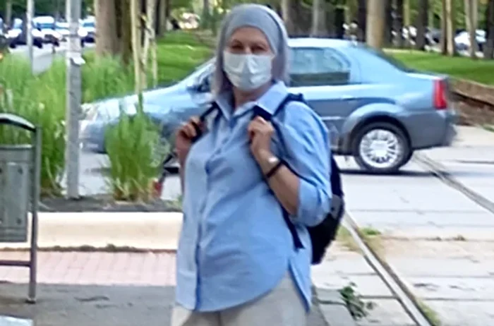 foto femeia care împingea oamenii pe linia de tramvai