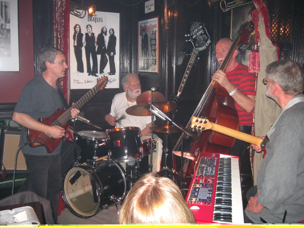 Eugen Gondi, la tobe, în concert la The King's Pub