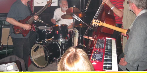 Eugen Gondi, la tobe, în concert la The King's Pub