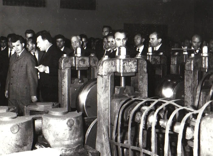 Imagine din timpul unei vizite făcute de Ceaușescu într-o fabrică din BucureștiSursă: Fototeca online a comunismului românesc