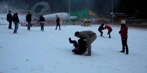 bataie cu zapada busteni foto arhiva dana mihai