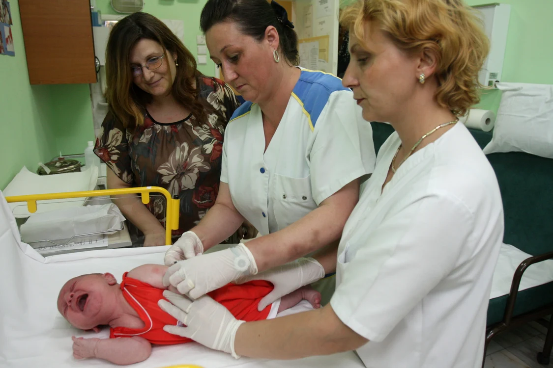Românii acceptă tot mai greu vaccinurile de imunizare, care se fac în maternitate (foto: Click!)