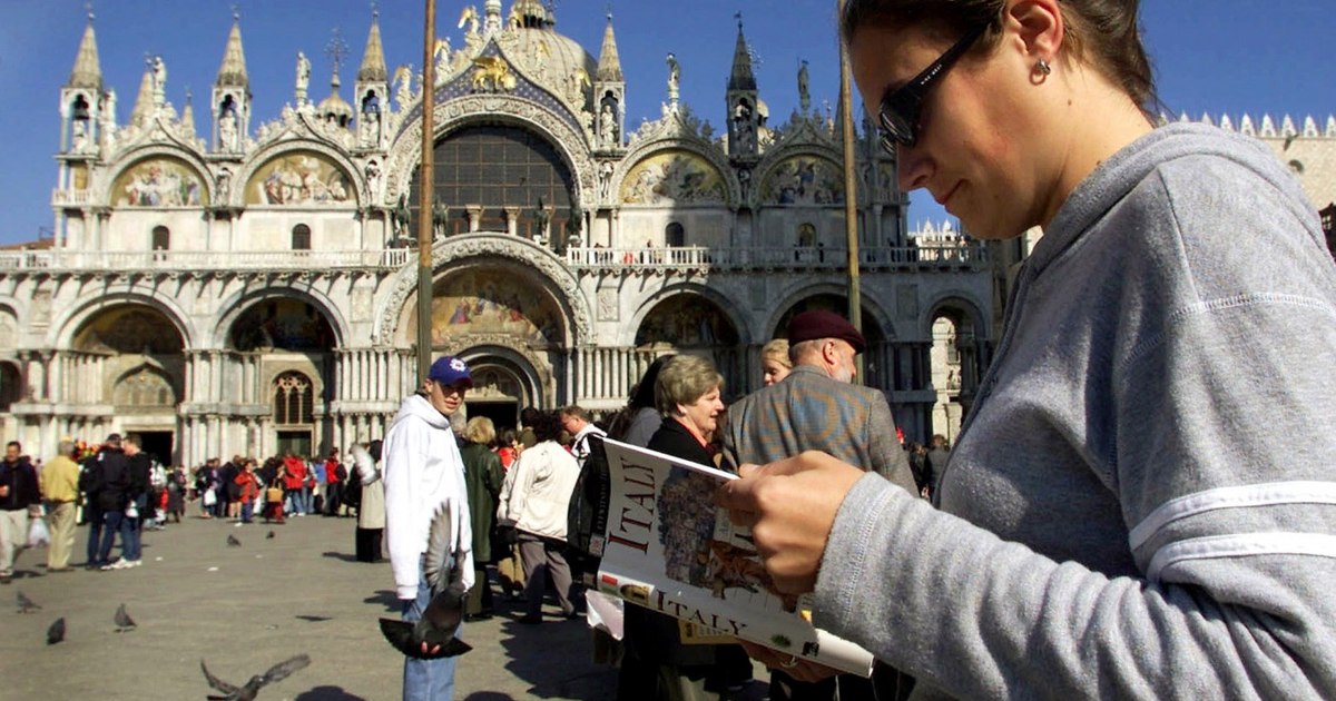 Milano interzice fumatul în spaţiile exterioare din 2025