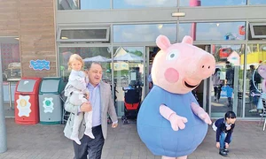 Vanghelie  şi a dus fiica  la ”Peppa Pig  World”,  din Anglia jpeg