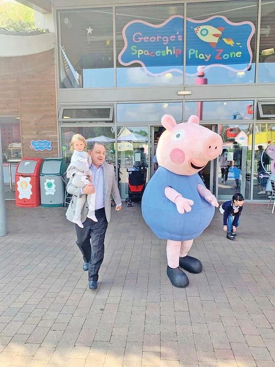 Vanghelie  şi-a dus fiica  la ”Peppa Pig  World”,  din Anglia