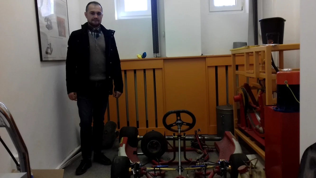 Cristian şi kartul pe care îl adaptează pentru a funcţiona ca un vehicul electric Foto: Valentin Trufaşu