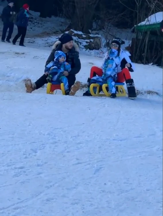 Foștii soți au mers în vacanță împreună, de dragul copiilor lor