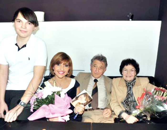 Victor Socaciu îşi savurează liniştit frappe-ul la o terasă, alături de un prieten