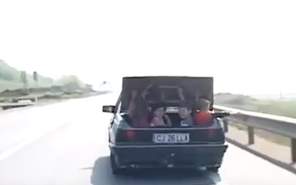 În portbagaj erau patru copii. FOTO: Captură video
