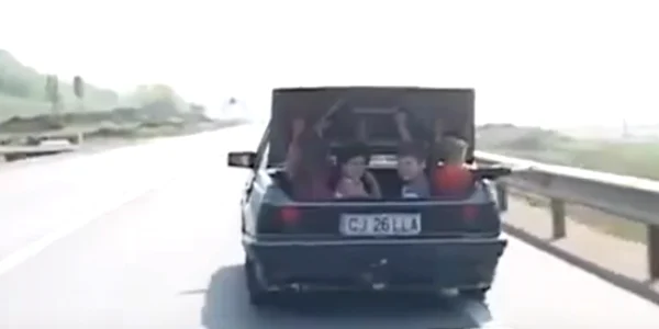 masina cu copii in portbagaj. foto captura