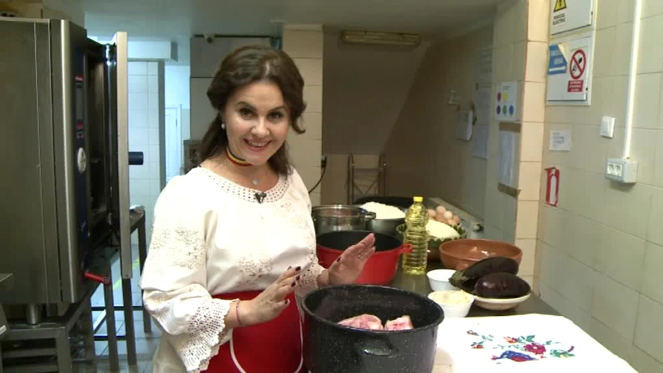 Niculina Stoican a făcut piftie, jumări, varză cu carne şi a servit bucatele în străchini de lut