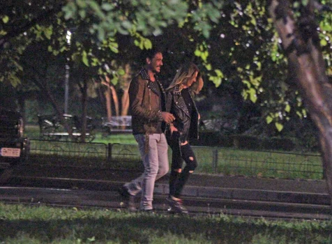 Lidia Buble (22 de ani) și Răzvan Simion (35 de ani) au fost surprinși împreună pe stradă jpeg