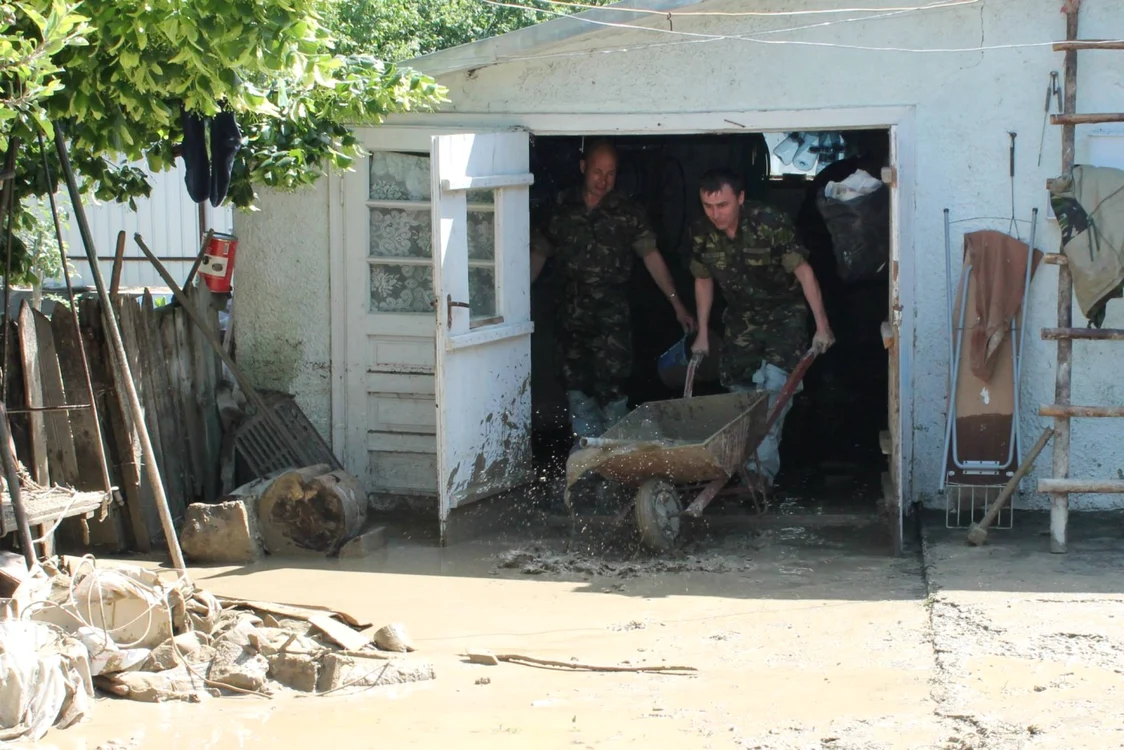 FOTO Militarii vrânceni au scos mâlul din casele inundate ale localnicilor din Răstoaca şi Milcovul