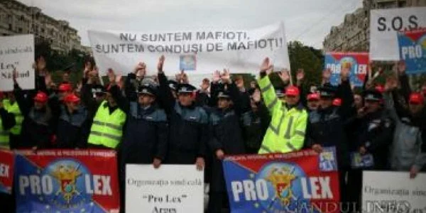 UPDATE Protestul poliţiştilor s-a încheiat. Nica le promite salariile, dar nu şi chiriile