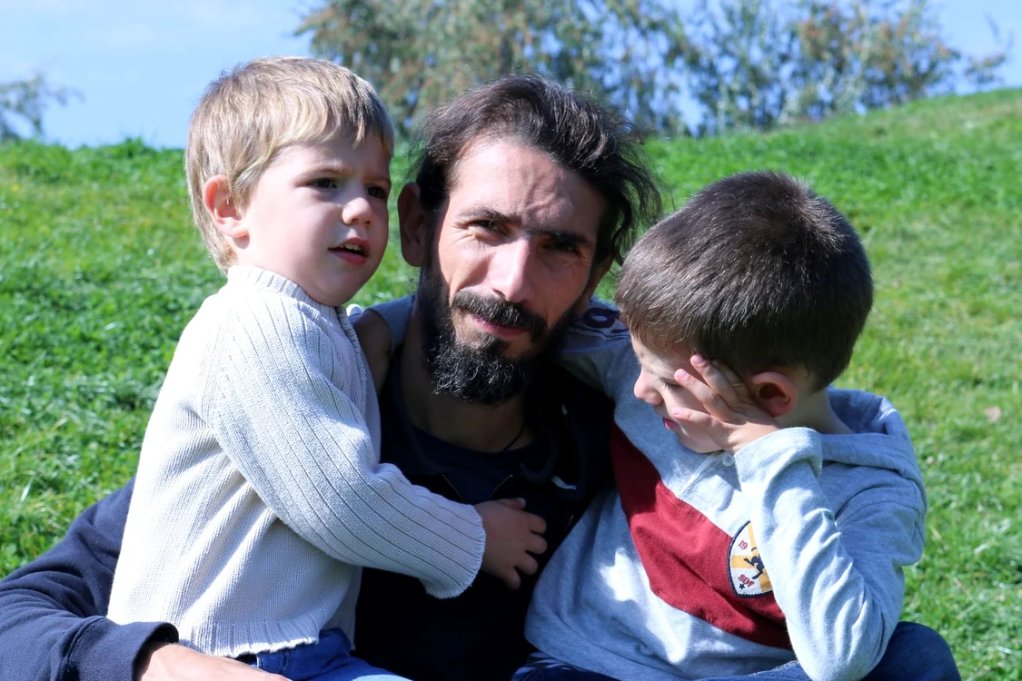 Eduard, împreună cu cei doi băieţi ai lui, Rafael (4 ani) şi Sofronie (7 ani) FOTO Arhiva personală