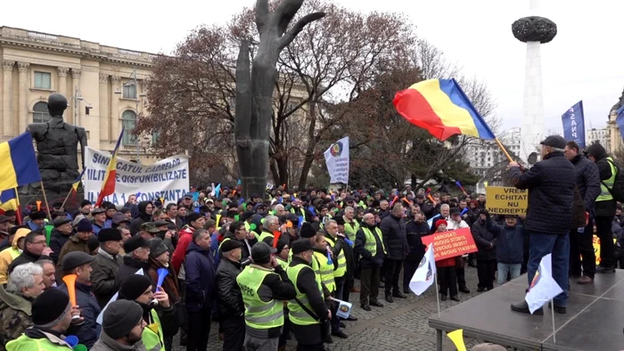 Sute de poliţişti, angajaţi ai penitenciarelor şi rezervişti protestează în faţa MAI.