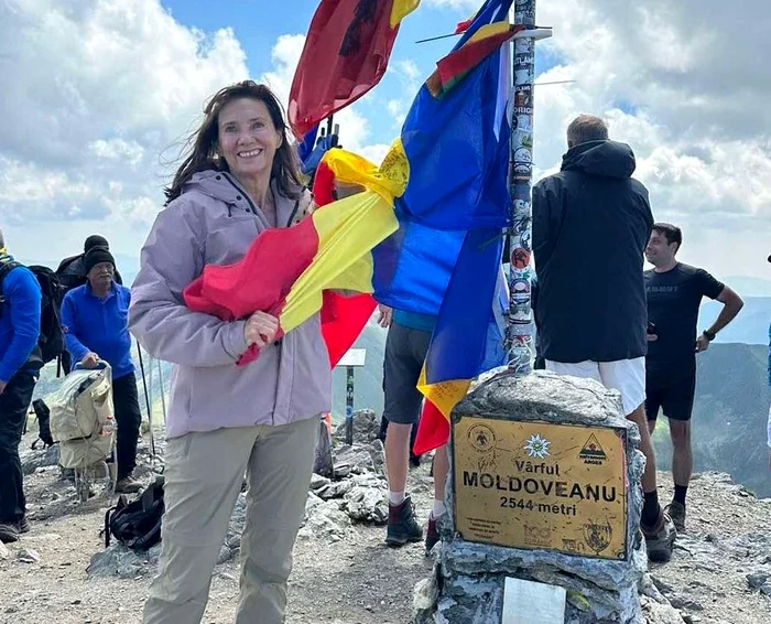Soția președintelui pe vârful Moildoveana FOTO Facebook/ Carmen Iohannis