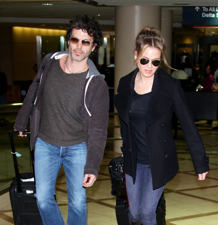 Renee Zellweger And Boyfriend Arrive jpeg