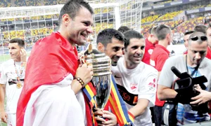 Pe vremea când era la  Sporting, Marius Niculae s a  duelat cu Maldini în meciurile  din cupele europene jpeg