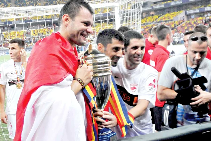 Pe vremea când era la  Sporting, Marius Niculae s-a  duelat cu Maldini în meciurile  din cupele europene