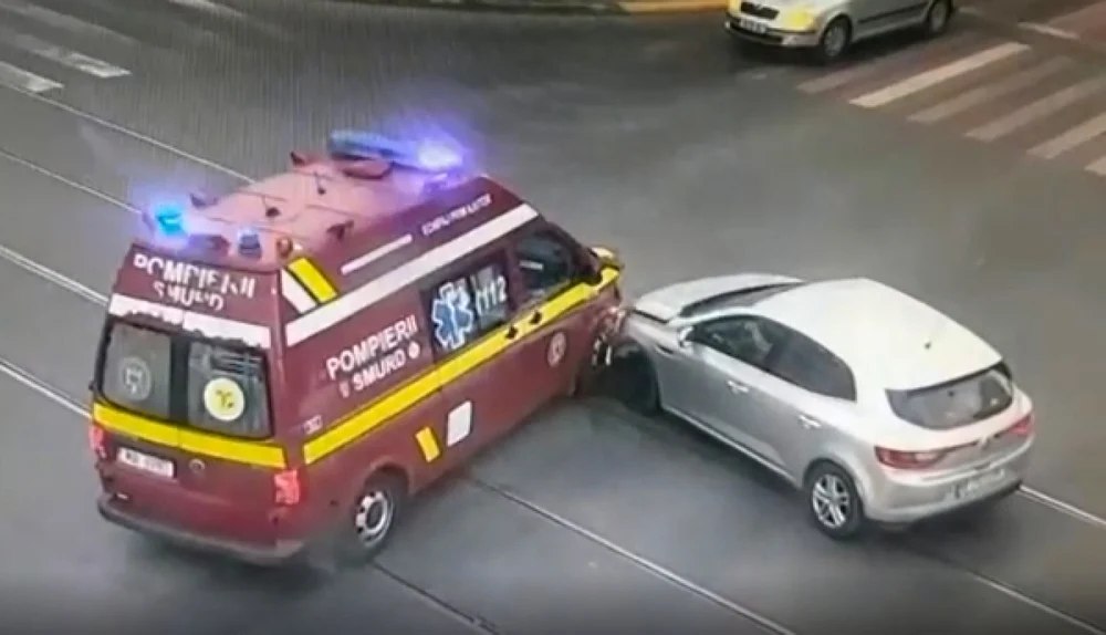 Șoferii, obligați să oprească mașina când trece o ambulanță