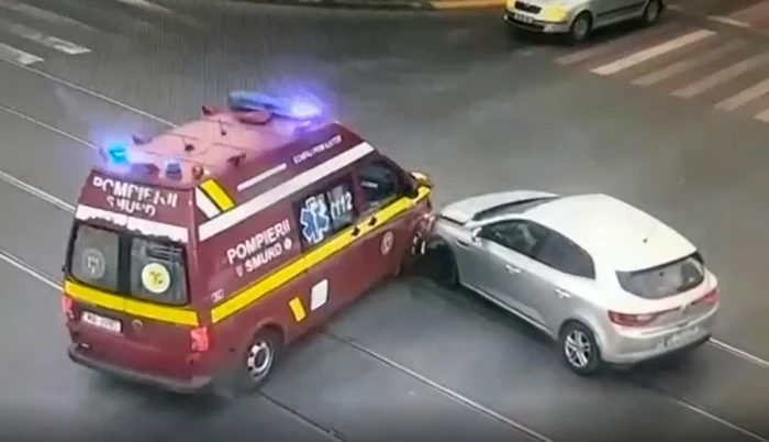 Ambulanţă SMURD, lovită în plin în intersecţie de un autoturism FOTO captură video