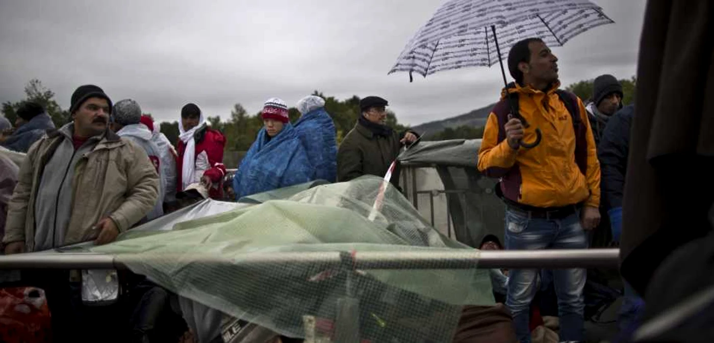 Criză refugiaţi: Migranţii aşteaptă pe un pod, după ce au petrecut noaptea aşteptând să fie înregistraţi şi transportaţi de autorităţile germane către un adăpost din Freilassing. Joi, 24 septembrie 2015 FOTO AP