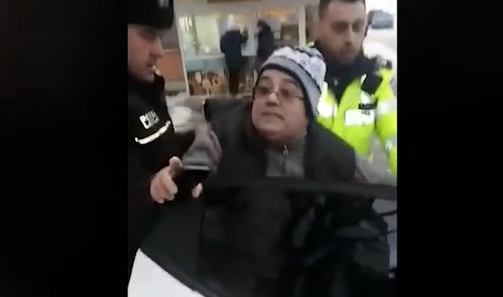 Roman: Săltat și amendat de polițiștii locali pentru că a curățat zăpada de pe trotuar și nu s-a legitimat VIDEO