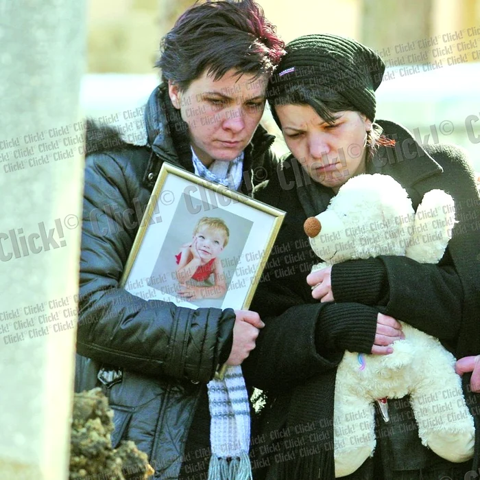Mama fetiţei (dreapta) nu mai are nici lacrimi să plângă