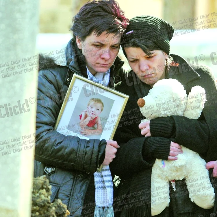 Mama fetiţei (dreapta) nu mai are nici lacrimi să plângă