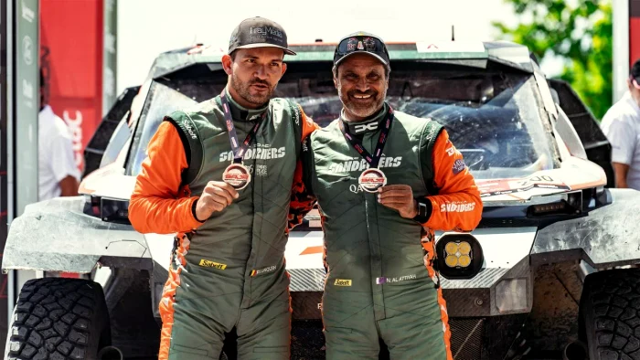 Copilotul Fabian Lurquin și pilotul Nasser Al Attiyah sunt primii în Raliul Dakar. Foto dacia.ro  