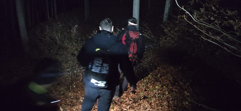 Turist rătăcit recuperat de salvamontiști în Piatra Bulzului cu ajutorul STS | sursa foto: Adevarul