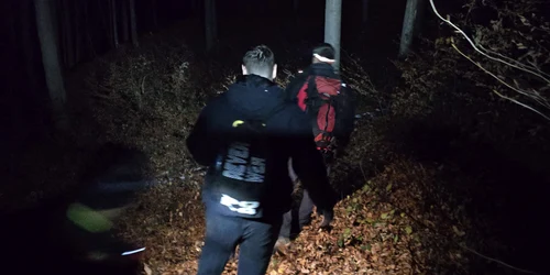 Un turist rătăcit şi epuizat, recuperat de salvamontiști Foto Salvamont Maramures jpg