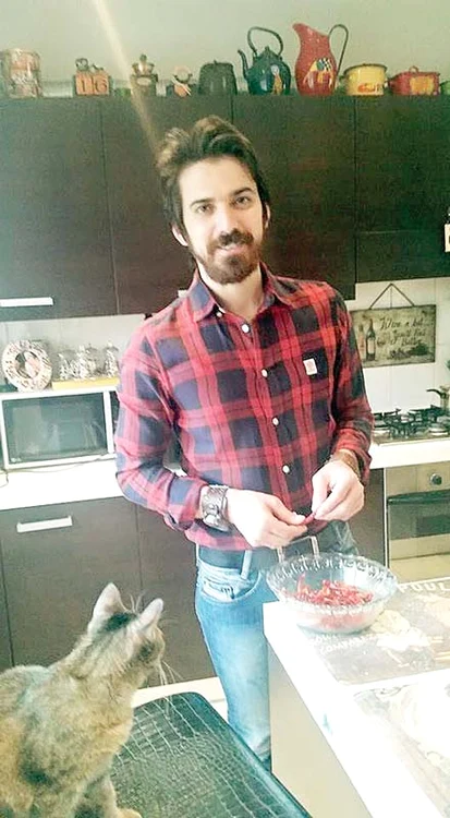 Tuncay prepară salată  de ardei iute, din  producţia proprie
