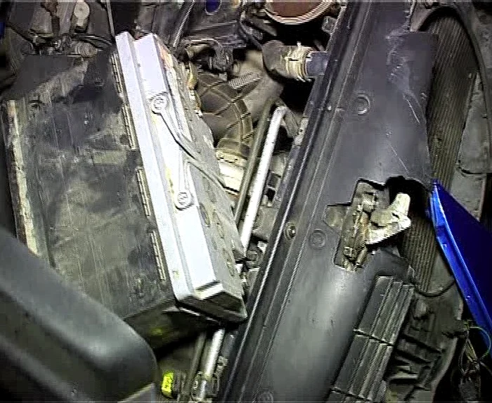 Accidentul s-a soldat cu distrugere maşinii. FOTO: NICOLETA BUTNARU