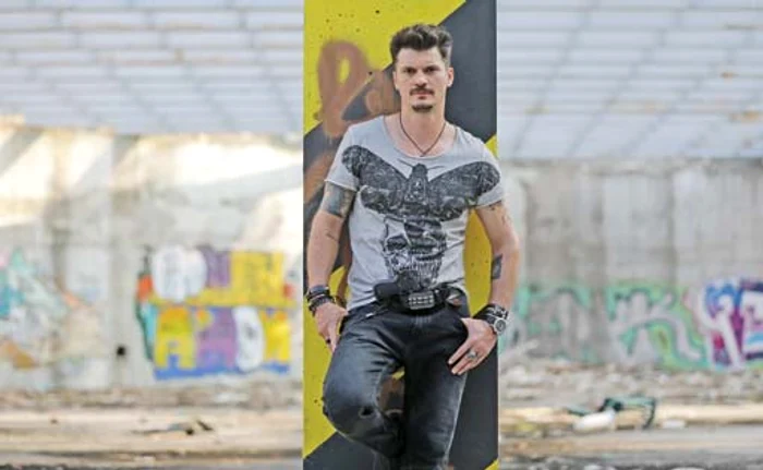 
    Emilian Oprea  şi iubita lui  din viaţa reală  