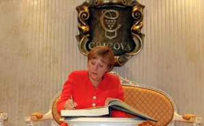 Angela Merkel a lăsat un mesaj în cartea de oaspeţi