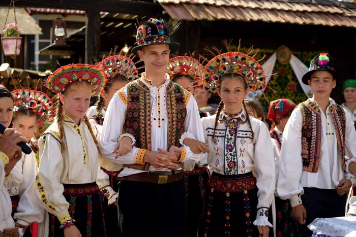 Muruna este purtată de tinerele din satul sălăjean Marin FOTO Patricia Toma