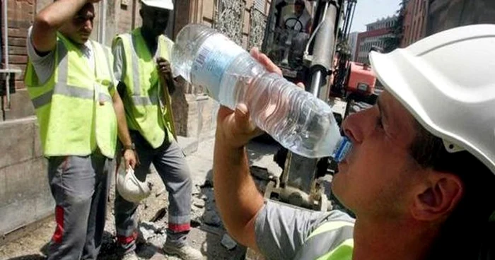 Patronii trebuie să asigure apă muncitorilor în caz de caniculă. Foto: Arhivă