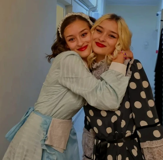 Andreea și Georgiana, în culisele Teatrului Dramatic FOTO: Arhivă Personală