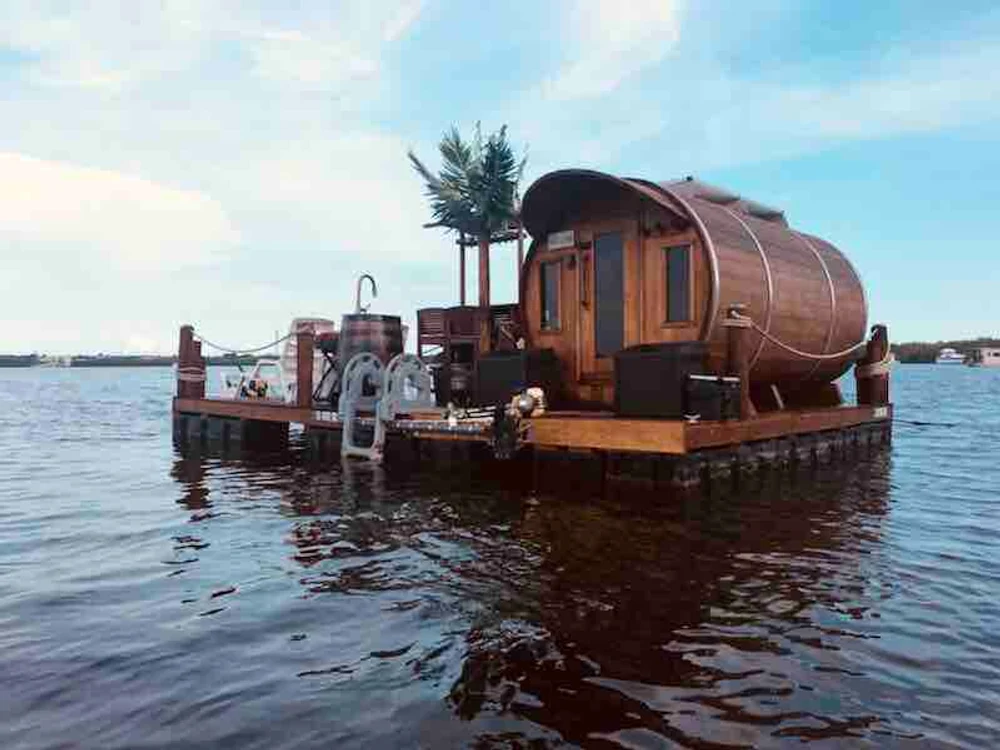 The Salty Seahorse, casa în formă de butoi construită pe apă, în Florida