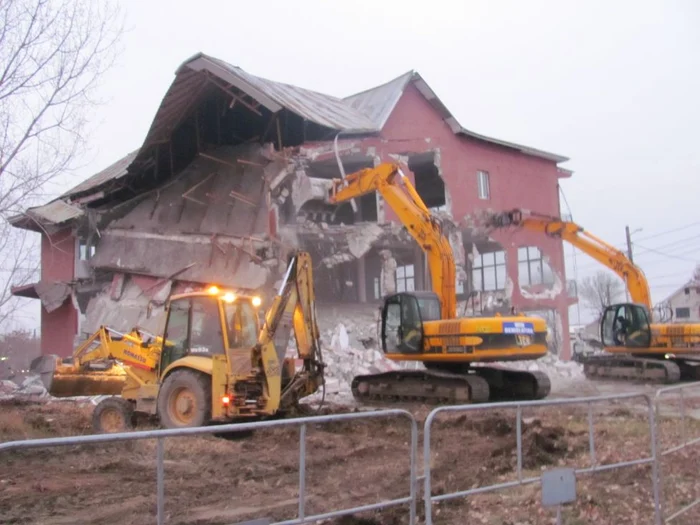 Acţiunea de demolare a casei lui Bercea Mondial a început la primele ore ale dimineţii