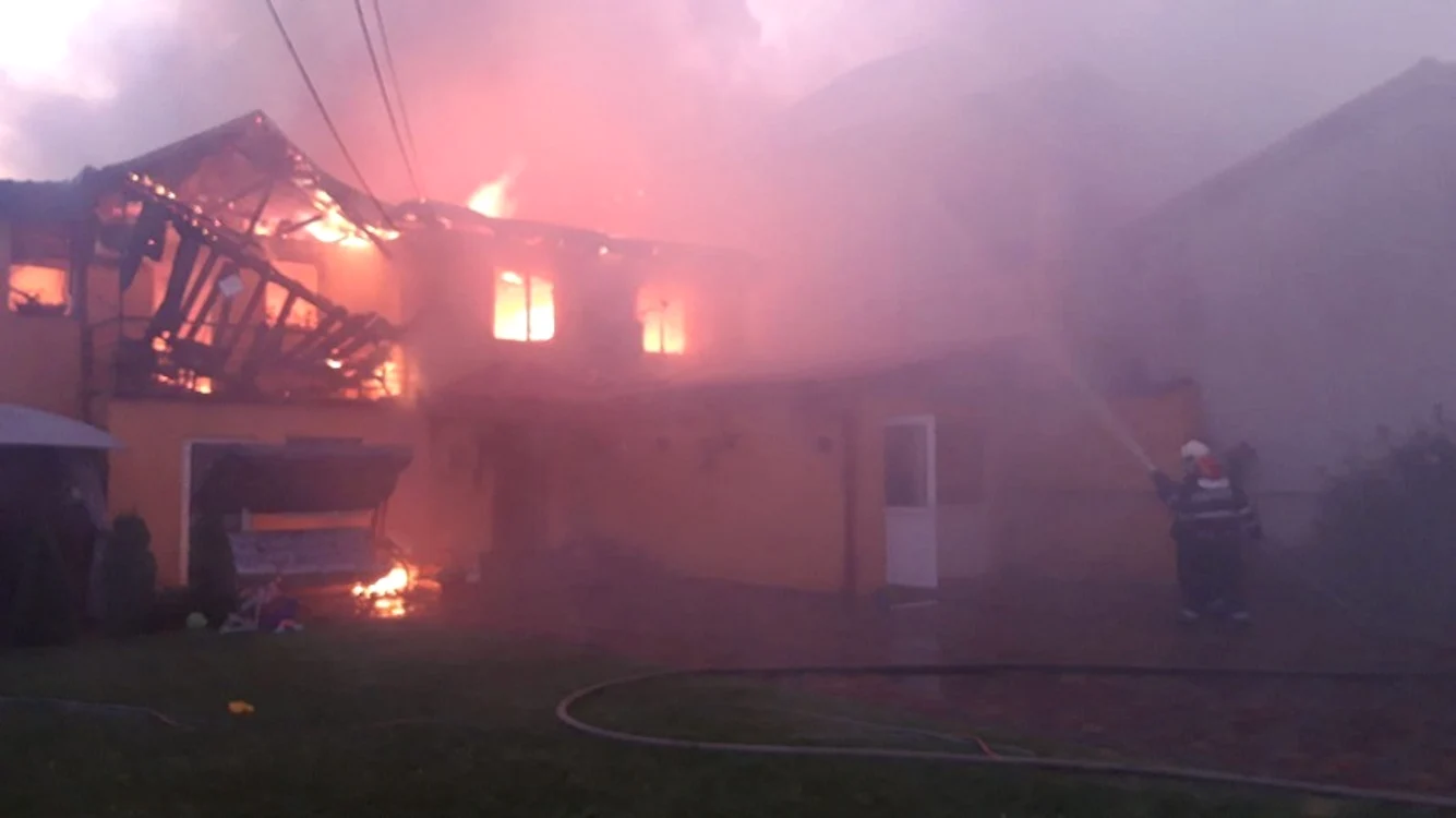 
    Două case din Chitila au ars în urma unui incendiu izbucnit marți dimineață, 4 august  