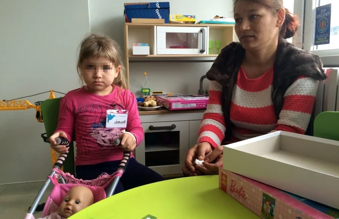 Ioana şi mama ei, la centrul de zi "Focus". FOTO Adrian Boioglu